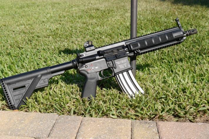 Heckler & Koch HK416. Kjo është një pushkë sulmi e prodhuar në vitin 2004 nga kompania gjermane Heckler & Koch, e cila është përdorur me të madhe në luftën në Afganistan, luftën në Irak dhe në konfliktin në veri të Malit. Pesha(pa fishekë): 3 kg. Gjatësia: 69 cm.