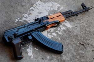 AK-47. Kallashnikov AK-47 eshte nje nga pushket me te perdorura dhe me te popullarizuara ne bote. Per here te pare kjo pushke sulmi eshte prodhuar ne vitin 1946 nga Mikhail Kallashnikov. Edhe sot e kesaj dite kjo pushke e rrezikshme, me kosto te ulet, perdoret si arme kryesore e forcave te sigurise.