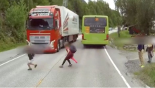 Kamioni frenon me shpejtësi, shpëton fëmija në rrugë (VIDEO)