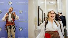 Ambasadori LU dhe i gjithë stafi i ambasadës së SHBA-ve surprizuan me veshjet e tyre për nder të 28 Nëntorit, shikoni pamjet (FOTO)