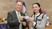 Ambasadorja e Kosovës në Izrael merr kartelën identifikuese prej diplomateje