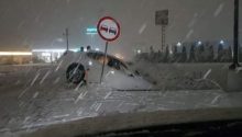 Bllokime rrugësh e aksidente pas reshjeve të borës në Kosovë, apelohet për kujdes (VIDEO)