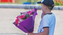 Story of the Day: Kid Spends All His Money to Buy Mom Flowers after Divorce, Finds $1000 in Mailbox Next Day