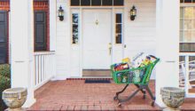 Story of the Day: Poor Old Lady Finds Cart Full of Food on Doorstep Every Morning, Wakes up Early to Find Out Why