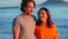 Tulsi Gabbard’s husband, Abraham Williams, proposed to her on a surfboard — but the ring almost slipped into the ocean during the moment, making the proposal far more dramatic than anyone could have imagined. The full story would shock everyone