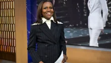 Emotions ran high overnight at Good Morning America, as anchors Michael Strahan, Robin Roberts, and George Stephanopoulos were reportedly shocked by devastating news about a longtime colleague. Sources close to the production describe the atmosphere as “silent and heavy — no one saw it coming.”